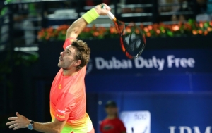 Stan Wawrinka em a&ccedil;&atilde;o durante partida contra Sergiy Stakhovsky, em Dubai, no dia 23 de fevereiro de 2016