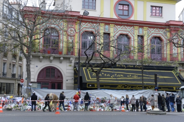(29 nov) Entrada da casa de shows Bataclan