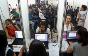 Pessoas procuram emprego em uma ag&ecirc;ncia de trabalho, em S&atilde;o Paulo, no dia 11 de novembro de 2015