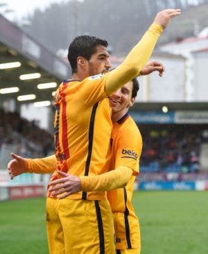 Barcelona's Uruguayan forward Luis Suarez (L) is congratulated by Argentinian forward Lionel Messi after scoring during the Spanish league football match SD Eibar vs FC Barcelona at the Ipurua stadium in Eibar on March 6, 2016.