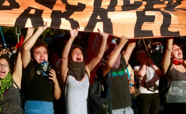 Estudantes protestam por universidades gratuitas, em Santiago, no dia 22 de dezembro de 2015