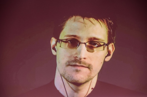 O ex-analista de seguran&ccedil;a americano Edward Snowden participa de videoconfer&ecirc;ncia, em Hanover, no dia 18 de mar&ccedil;o de 2015