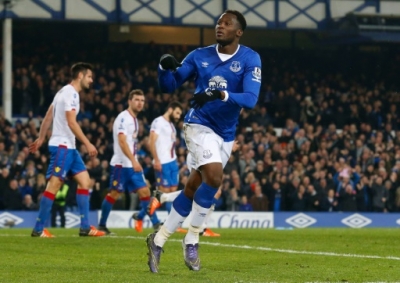 Everton's Belgian striker Romelu Lukaku celebrates scoing his team's first goal during the English Premier League football match between Everton and Crystal Palace at Goodison Park in Liverpool on December 7, 2015. AFP PHOTO / LINDESY PARNABY RESTRICTED TO EDITORIAL USE. No use with unauthorized audio, video, data, fixture lists, club/league logos or 'live' services. Online in-match use limited to 75 images, no video emulation. No use in betting, games or single club/league/player publications.