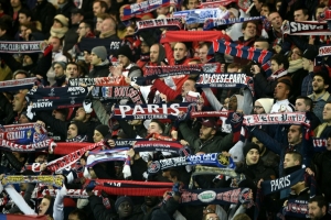 Torcedores do Paris Saint-Germain, em Paris, no dia 13 de dezembro de 2015
