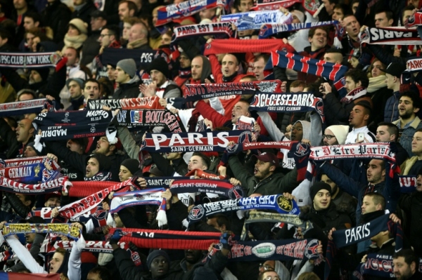 Torcedores do Paris Saint-Germain, em Paris, no dia 13 de dezembro de 2015