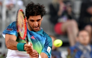 (9 mai) Tomaz Belluci devolve a bola para Gael Monfils