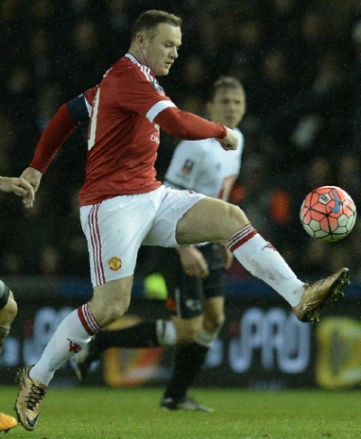 Derby's English midfielder Bradley Johnson (L) vies with Manchester United's English striker Wayne Rooney during the FA cup fourth round football match between Derby County and Manchester United at Pride Park stadium in Derby on January 29, 2016.