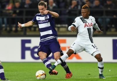 Anderlecht's Guillaume Gillet (L) and Tottenham's Clinton Njie vie for the ball during the UEFA Europa League Group J football match between RSC Anderlecht and Tottenham Hotspur FC at the Constant Vanden Stock Stadium in Brussels, on October 22, 2015. AFP PHOTO / EMMANUEL DUNAND