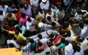 Um guarda de tr&acirc;nsito &eacute; carregado por volunt&aacute;rios depois de ser atingido pelo desabamento de um viaduto em Calcut&aacute;, na &Iacute;ndia, em 31 de mar&ccedil;o de 2016