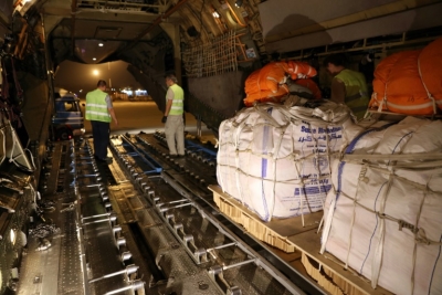 Funcion&aacute;rios carregam um avi&atilde;o com ajuda humanit&aacute;ria destinada &agrave; S&iacute;ria, em Am&atilde;, Jord&acirc;nia, no dia 11 de abril de 2016