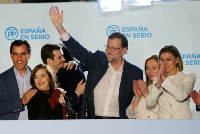 Rajoy acena ap&oacute;s discursar na sede do PP, em Madri, sobre o resultado das elei&ccedil;&otilde;es gerais