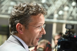 O presidente do Eurogrupo, Jeroen Dijsselbloem, conversa com jornalistas na sede da Uni&atilde;o Europeia, em Bruxelas, B&eacute;lgica, no dia 9 de maio de 2016