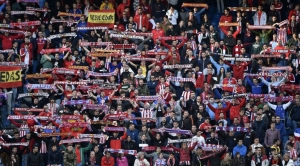 A torcida do Atl&eacute;tico de Madrid, no est&aacute;dio Vicente Calder&oacute;n, em Madri, no dia 17 de abril de 2016