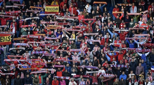 A torcida do Atl&eacute;tico de Madrid, no est&aacute;dio Vicente Calder&oacute;n, em Madri, no dia 17 de abril de 2016