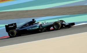 Hamilton na pista no circuito de Sakhir, em 2 de abril, em Manama, no Bahrein