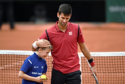 Djokovic comemora a vit&oacute;ria com um ball boy