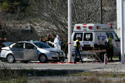 Tr&ecirc;s israelenses foram feridos a tiros neste domingo perto do assentamento de Beit El, na Cisjord&acirc;nia ocupada, enquanto o agressor &nbsp;palestino foi morto, informou o ex&eacute;rcito de Israel.