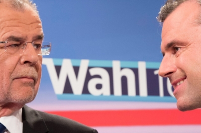 Os candidatos &agrave; Presid&ecirc;ncia da &Aacute;ustria Alexander Van der Bellen (E) e Norbert Hofer (D) participam de debate na televis&atilde;o ap&oacute;s o segundo turno das elei&ccedil;&otilde;es no Pal&aacute;cio Hofsburg, em Viena