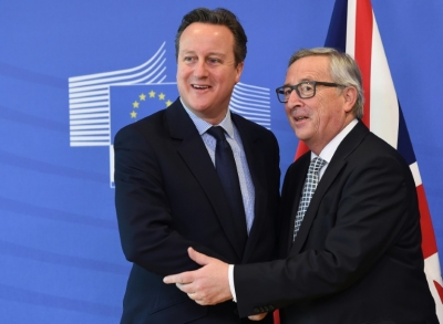 Cameron (e) e Juncker se cumprimentam na sede da Comiss&atilde;o Europeia, em Bruxelas