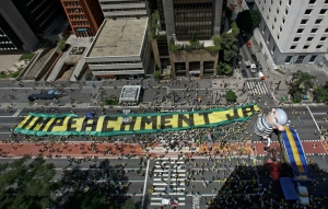 Manifestantes participam de ato pr&oacute;-impeachment na Avenida Paulista, em S&atilde;o Paulo, em 13 de dezembro de 2015