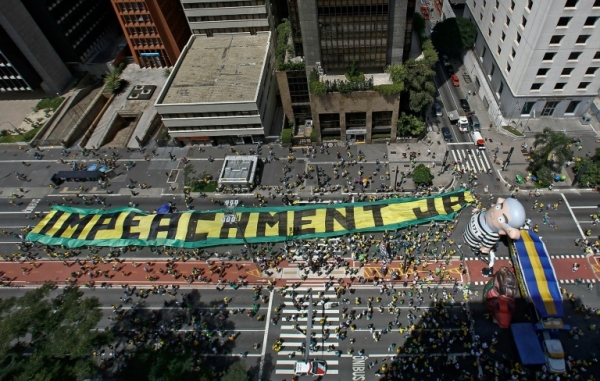 Manifestantes participam de ato pr&oacute;-impeachment na Avenida Paulista, em S&atilde;o Paulo, em 13 de dezembro de 2015