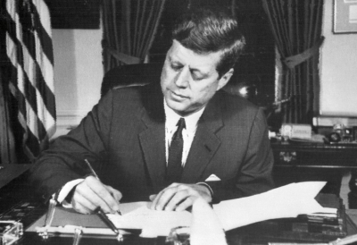 JFK assina a ordem de bloqueio naval a Cuba em 24 de outubro de 1962
