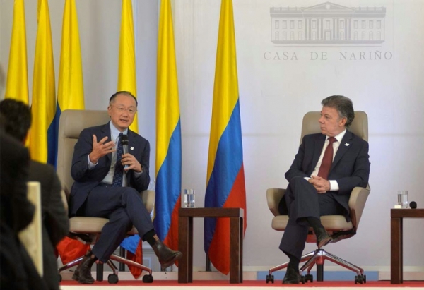 O presidente do Banco Mundial, Jim Yong Kim (E), e o presidente colombiano, Juan Manuel Santos, em Bogot&aacute;, no dia 15 de janeiro de 2016