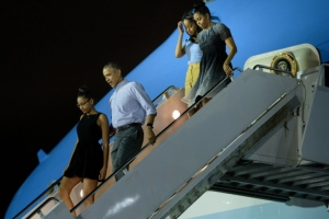 O presidente americano e a fam&iacute;lia desembarcam no Hava&iacute;