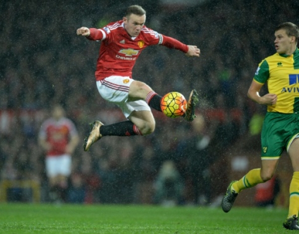 Manchester United's English striker Wayne Rooney controls the ball during the English Premier League football match between Manchester United and Norwich City at Old Trafford in Manchester, north west England on December 19, 2015. AFP PHOTO / OLI SCARFF RESTRICTED TO EDITORIAL USE. NO USE WITH UNAUTHORIZED AUDIO, VIDEO, DATA, FIXTURE LISTS, CLUB/LEAGUE LOGOS OR 'LIVE' SERVICES. ONLINE IN-MATCH USE LIMITED TO 75 IMAGES, NO VIDEO EMULATION. NO USE IN BETTING, GAMES OR SINGLE CLUB/LEAGUE/PLAYER PUBLICATIONS.