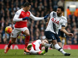 Alexis Sanchez (E), do Arsenal, na dividida com Dembele, do Tottenham, em 5 de mar&ccedil;o, em Londres