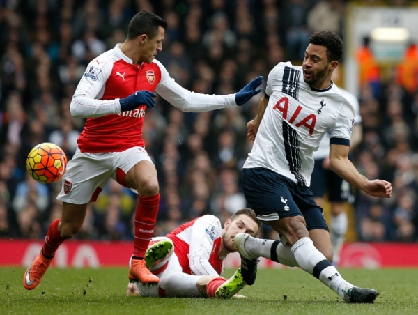 Alexis Sanchez (E), do Arsenal, na dividida com Dembele, do Tottenham, em 5 de mar&ccedil;o, em Londres