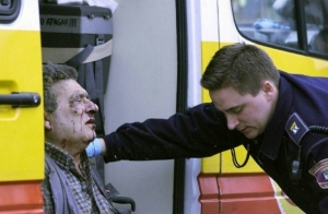 (Mar/2004) Policial conforta um ferido na esta&ccedil;&atilde;o Atocha, em Madri