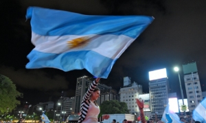 (Arquivo) Dezenas de milhares de pessoas marcharam em Buenos Aires para exigir o fim do feminic&iacute;dio e o esclarecimento do assassinato de duas jovens no Equador