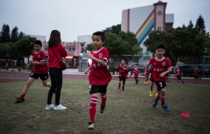 (Janeiro) Crian&ccedil;as treinam na cidade chinesa de Guangzhou