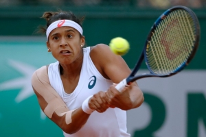 Teliana Pereira em a&ccedil;&atilde;o durante partida contra Kristyna Pliskova, no torneio de Roland Garros, em Paris, no dia 24 de maio de 2016
