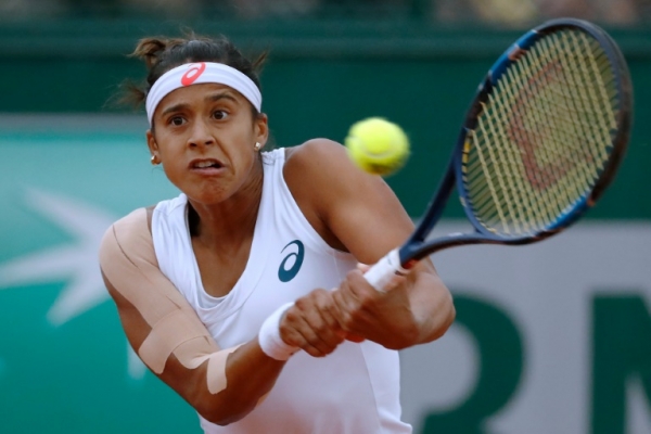 Teliana Pereira em a&ccedil;&atilde;o durante partida contra Kristyna Pliskova, no torneio de Roland Garros, em Paris, no dia 24 de maio de 2016