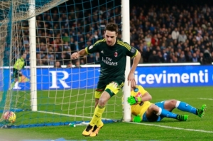 AC Milan's Italian midfielder Giacomo Bonaventura (L) celebrates after scoring during the Italian Serie A football match SSC Napoli vs AC Milan on February 22, 2016 at the San Paolo stadium in Naples.