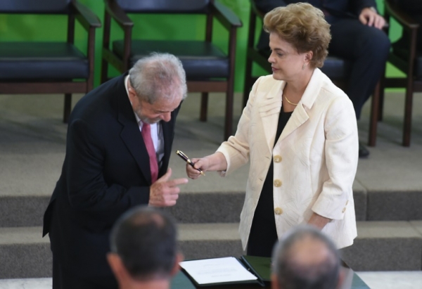 Um juiz federal de Bras&iacute;lia emitiu uma liminar nesta quinta-feira suspendendo a posse do ex-presidente Lula como chefe da Casa Civil, uma a&ccedil;&atilde;o da qual os advogados do Estado recorrer&atilde;o