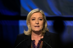 A dirigente de ultradireita da Frente Nacional, Marine Le Pen, discursa em H&eacute;nin-Beaumont, na Fran&ccedil;a, em 13 de dezembro de 2015