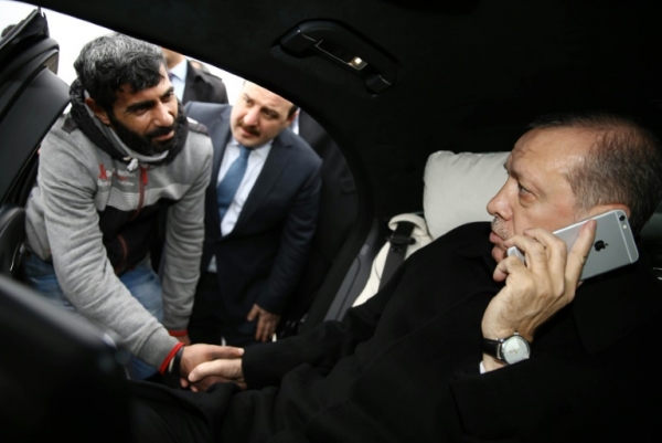 Presidente Recep Tayyip Erdogan (D) cumprimenta o homem que quase tentou suic&iacute;dio em uma ponte de Istambul em 25 de dezembro de 2015