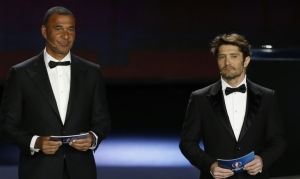 (Arquivo) O franc&ecirc;s Bixente Lizarazu (D) e o holand&ecirc;s Ruud Gullit (E), em Nice, no dia 23 de fevereiro de 2014