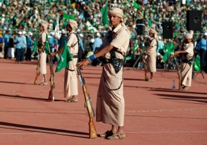 Rebeldes xiitas huthis montam guarda durante evento na capital do I&ecirc;men, Sanaa