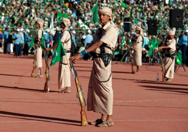 Rebeldes xiitas huthis montam guarda durante evento na capital do I&ecirc;men, Sanaa
