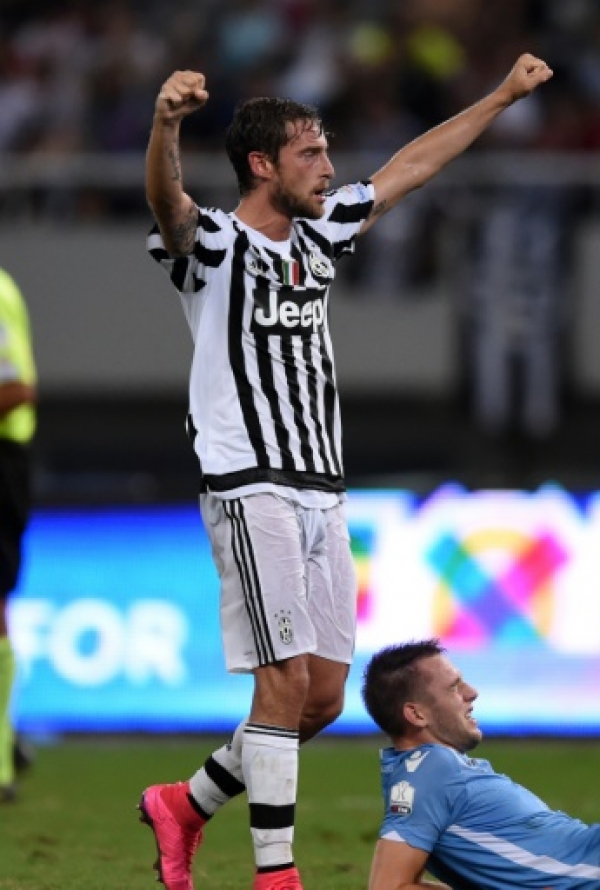 Juventus Italian midfielder Claudio Marchisio celebrates his teams victory after the Italian Super Cup final football match between Juventus and Lazio in Shanghai on August 8, 2015. Juventus defeated Lazio 2:0. AFP PHOTO / JOHANNES EISELE