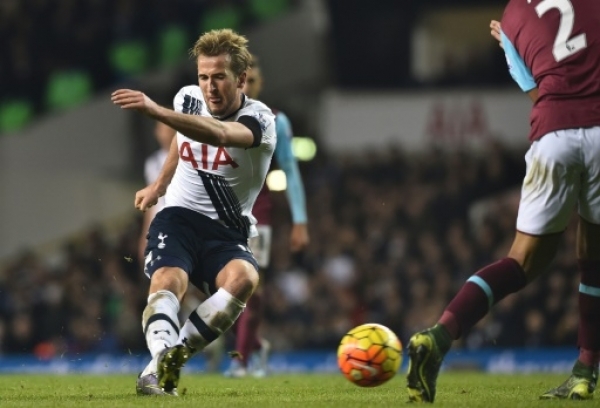 Tottenham Hotspur's English striker Harry Kane takes an unsuccessful shot during the English Premier League football match between Tottenham Hotspur and West Ham United at White Hart Lane in north London on November 22, 2015. AFP PHOTO / BEN STANSALL RESTRICTED TO EDITORIAL USE. No use with unauthorized audio, video, data, fixture lists, club/league logos or 'live' services. Online in-match use limited to 75 images, no video emulation. No use in betting, games or single club/league/player publications.