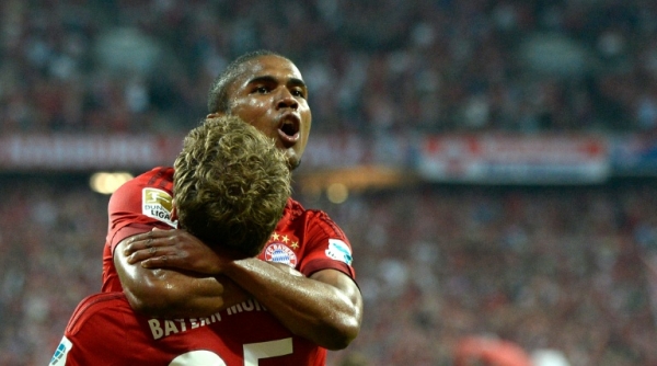 (Arquivo) O meia brasileiro Douglas Costa e o atacante do Bayern de Munique Thomas Mueller comemoram durante partida na Alemanha no dia 14 de agosto de 2015