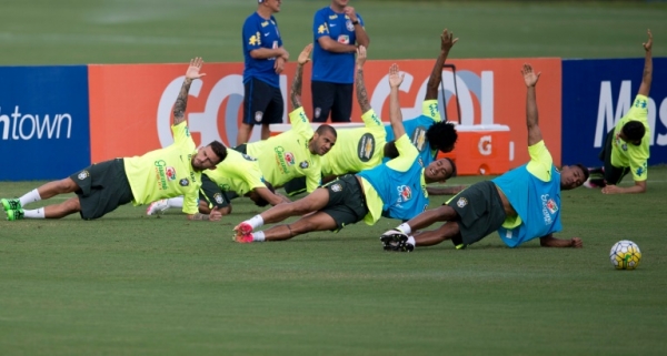 Jogadores da sele&ccedil;&atilde;o brasileira participam de treino, em Teres&oacute;polis, no dia 22 de mar&ccedil;o de 2016
