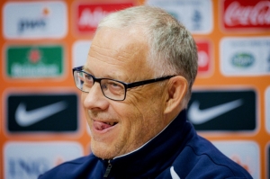 (Arquivo) O t&eacute;cnico da sele&ccedil;&atilde;o islandesa, o sueco Lars Lagerb&auml;ck, participa de uma coletiva de imprensa em Amsterd&atilde;, Holanda, no dia 2 de setembro de 2015