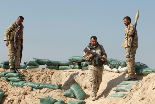 Combatentes iraquianos s&atilde;o vistos durante confronto com os membros do grupo Estado Isl&acirc;mico (EI), em Fallujah, no dia 11 de fevereiro de 2016
