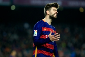 O zagueiro Gerard Piqu&eacute; reage durante partida do Barcelona contra o Deportivo La Coru&ntilde;a, 12 de dezembro, 2015 em Barcelona